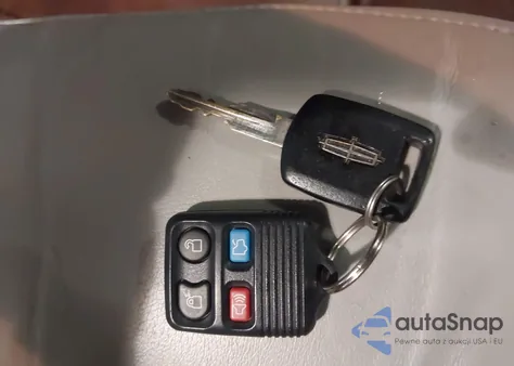 2005 Lincoln Town Car Signature Limited from USA, damaged, VIN 1LNHM82W85Y608053